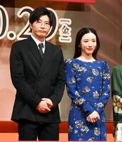 　映画「そして、バトンは渡された」イベントでの田中圭（左）と永野芽郁＝２０２１年１０月