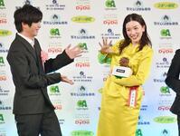 　主演女優賞を田中圭（左）から祝福される永野芽郁＝２１年１２月