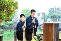 　墓参した尾上菊之助（右）と尾上丑之助