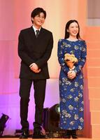 　映画「そして、バトンは渡された」イベントでの田中圭（左）と永野芽郁＝２０２１年１０月