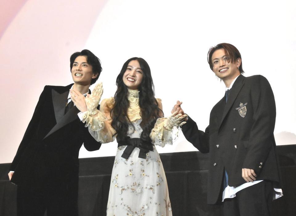 　舞台あいさつに登場した（左から）渡邊圭祐、Ｋｏｋｉ，、綱啓永
