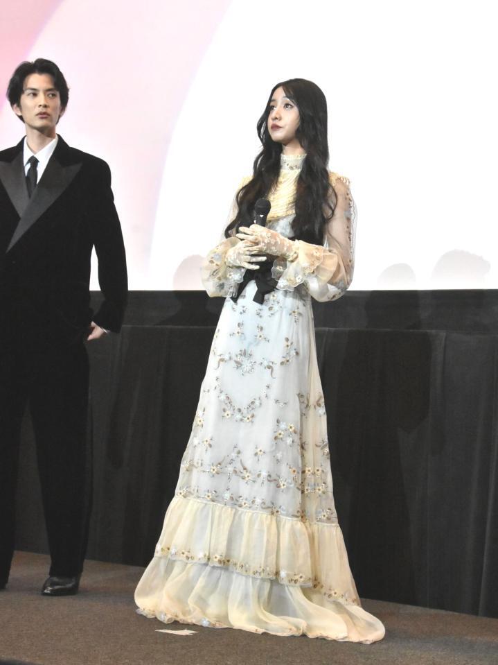 　舞台あいさつに登場した（左から）Ｋｏｋｉ，