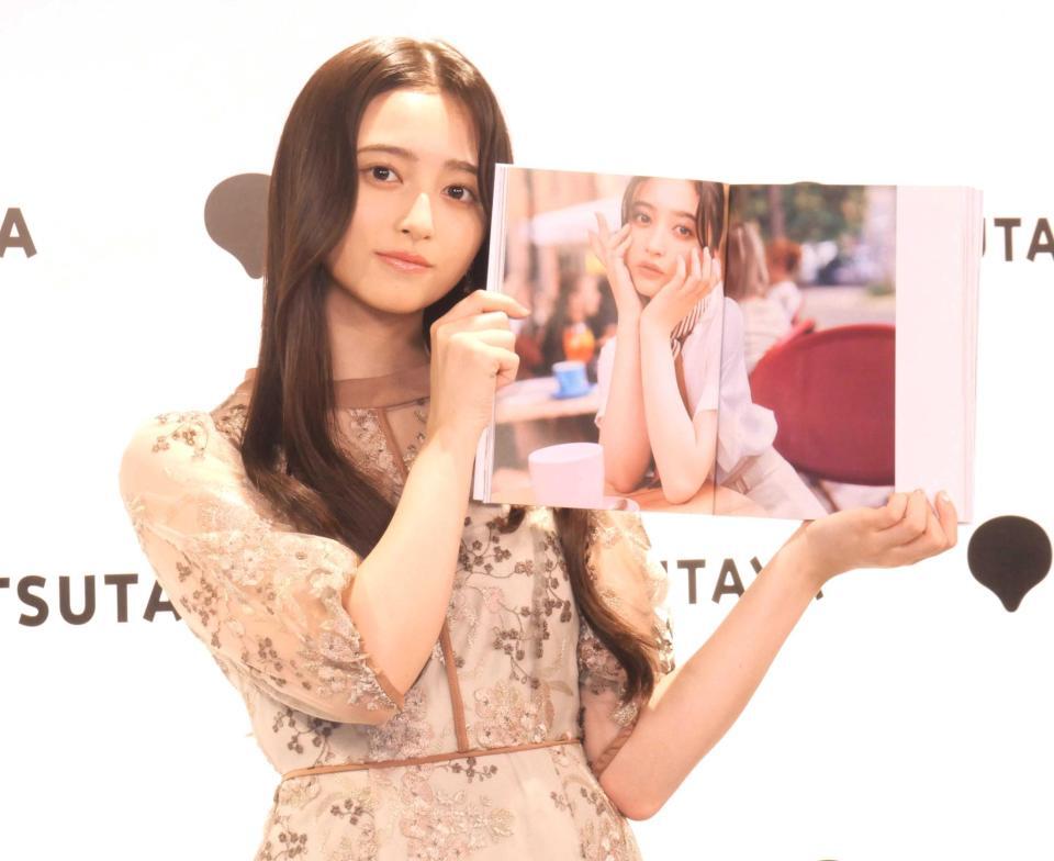 　お気に入りカットをアピールする井上和