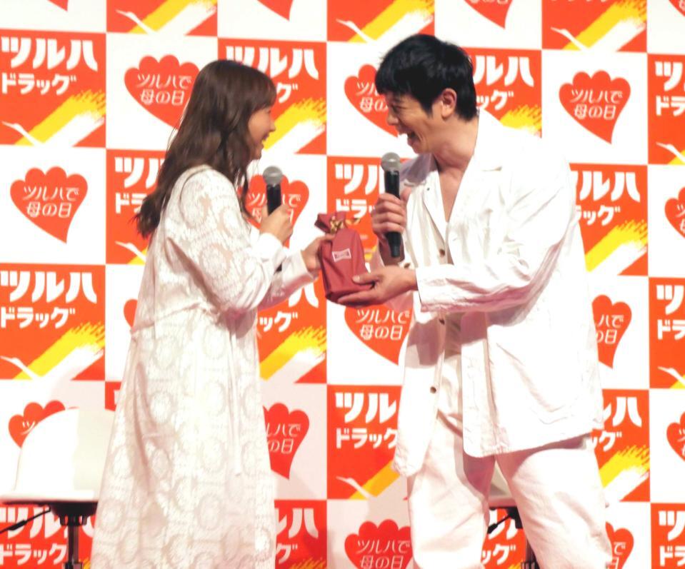 　「ミキティー！」と叫びながらギフトを渡し、思わず爆笑し合う庄司智春（右）と藤本美貴