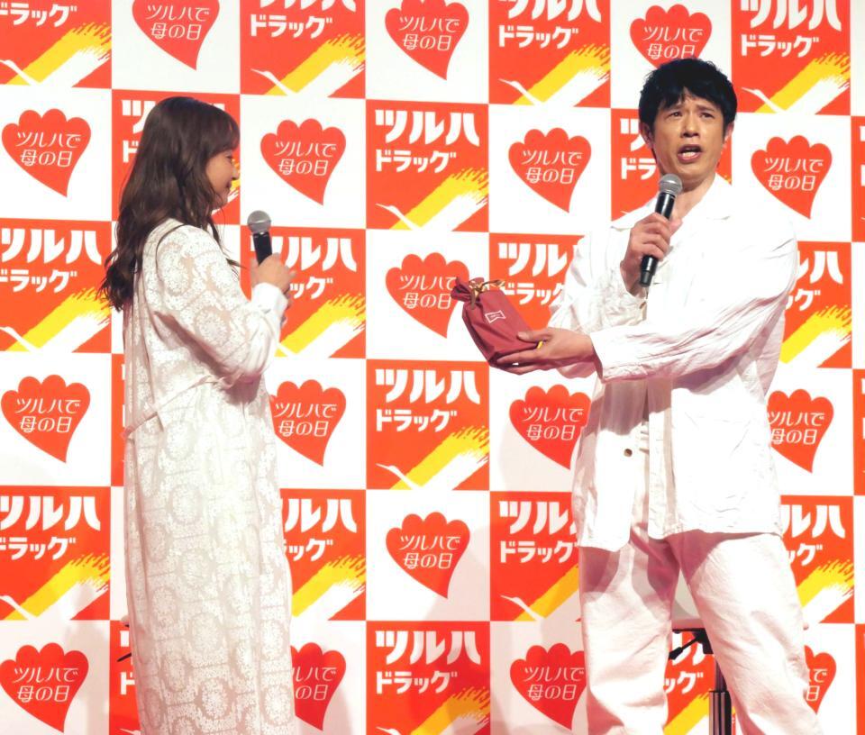 　藤本美貴（左）にプレゼントをあげて「ミキティー！」と叫ぶ庄司智春