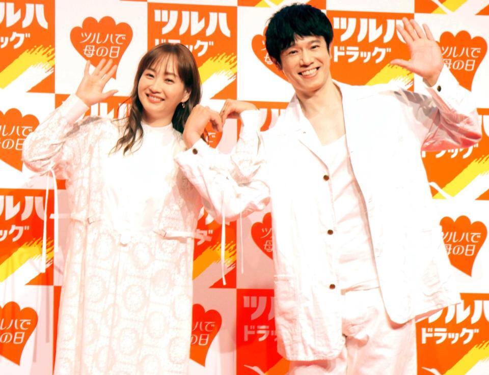 　仲良くポーズを決める藤本美貴（左）と夫の庄司智春