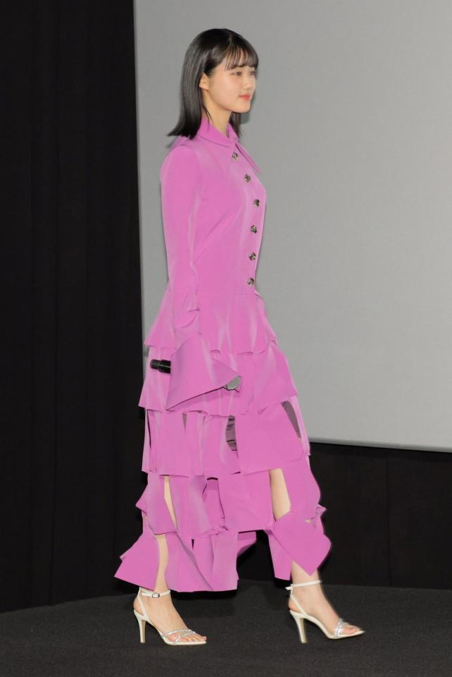 　登壇する原菜乃華（撮影・棚橋慶太）