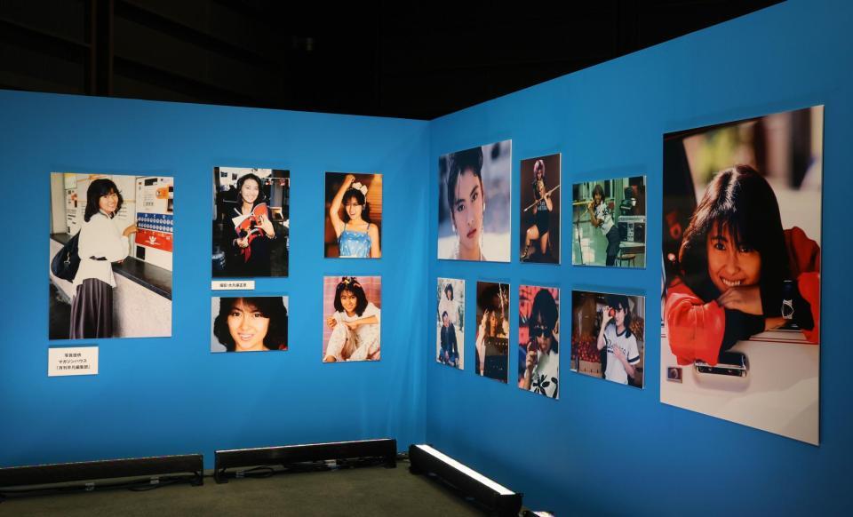 　中山美穂さんのお別れ会で飾られた写真（撮影・佐々木彰尚）