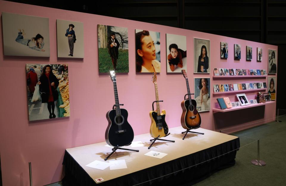 　中山美穂さんのお別れ会で飾られたギターや写真（撮影・佐々木彰尚）