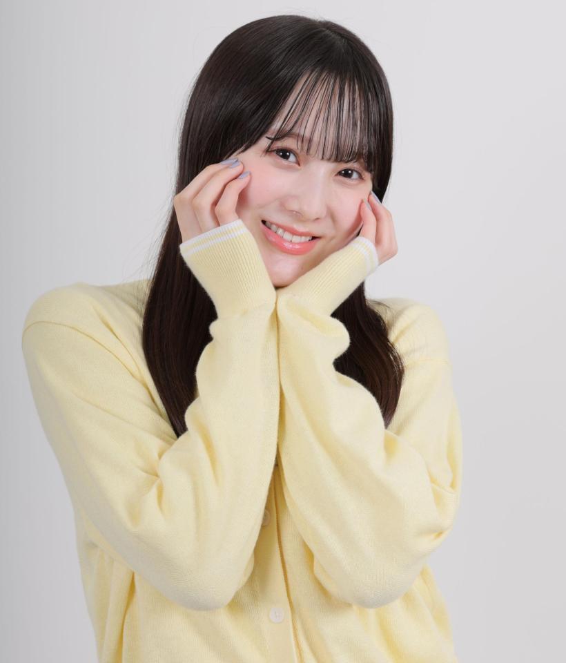 　笑顔でポーズをとる本田紗来（撮影・棚橋慶太）