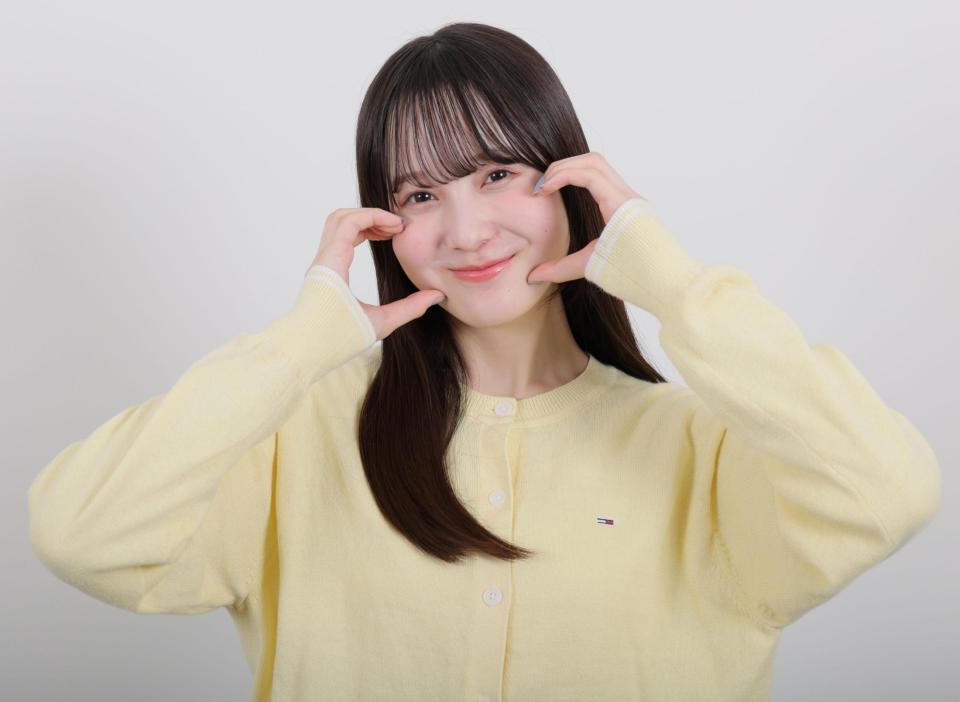 　ハートポーズを決める本田紗来（撮影・棚橋慶太）