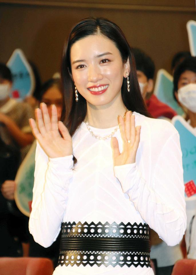 　サプライズで登場して客席の学生を喜ばせた永野芽郁＝２１年１０月２０日