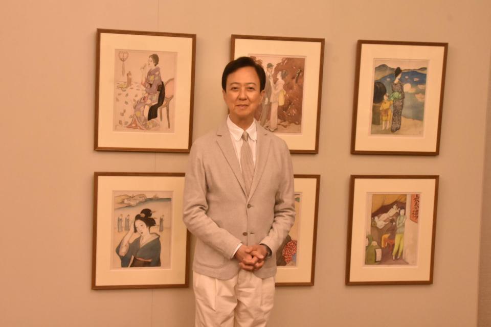 　竹久夢二の作品を前に笑顔を見せる坂東玉三郎＝京都市内