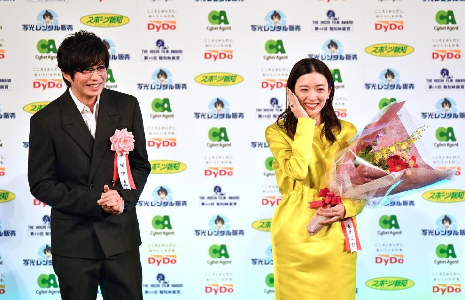 　「報知映画賞」での主演女優賞を田中圭（左）から祝福される永野芽郁＝２０２１年１２月