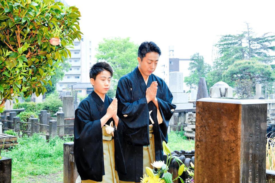 　墓参した尾上菊之助（右）と尾上丑之助