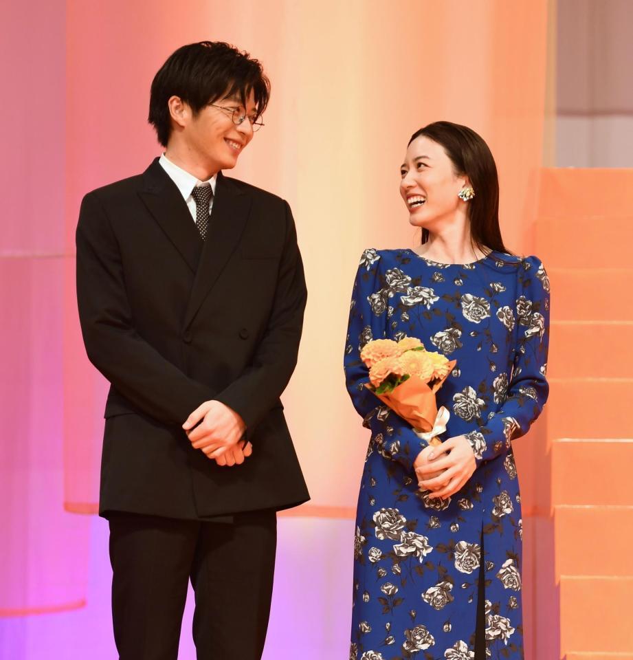 　映画「そして、バトンは渡された」イベントでの田中圭（左）と永野芽郁＝２０２１年１０月