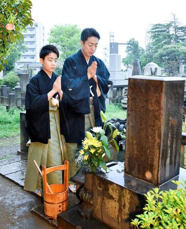 　尾上家の墓参りをする尾上丑之助（左）、尾上菊之助