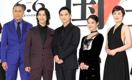 　映画「国宝」に出演する（左から）渡辺謙、横浜流星、吉沢亮、高畑充希、寺島しのぶ