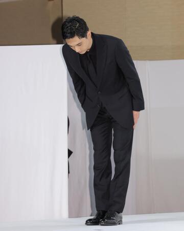 　ステージ上でお辞儀する吉沢亮＝帝国ホテル（撮影・吉澤敬太）