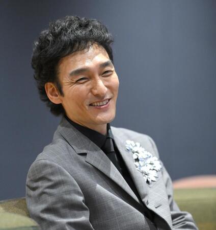 インタビュー中笑みを浮かべる草彅剛（撮影・伊藤笙子）