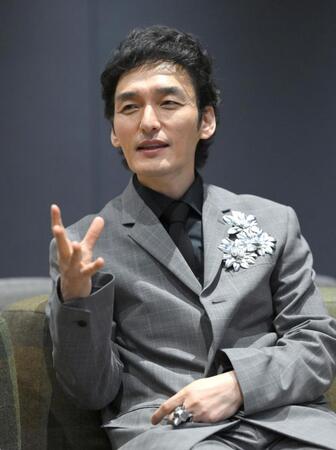 撮影を振り返る草彅剛（撮影・伊藤笙子）