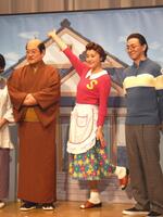 ポーズを決める藤原紀香（中央）