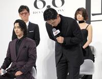 　深々とお辞儀する吉沢亮。左は横浜流星＝帝国ホテル（撮影・吉澤敬太）