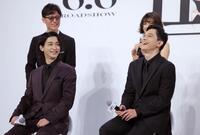 　森七菜のコメントを聞き笑う吉沢亮（右）と横浜流星＝帝国ホテル（撮影・吉澤敬太）