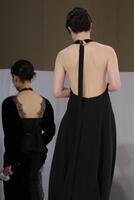 背中が露わになったドレスで登壇した寺島しのぶ（手前）と高畑充希＝帝国ホテル（撮影・吉澤敬太）