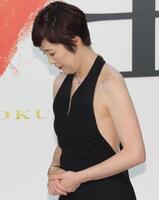 肩が露わになった黒いドレス姿で登壇した寺島しのぶ＝帝国ホテル（撮影・吉澤敬太）