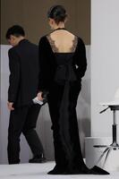 　背中が見せるドレス姿で登壇した高畑充希＝帝国ホテル（撮影・吉澤敬太）