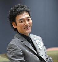 インタビュー中笑みを浮かべる草彅剛（撮影・伊藤笙子）