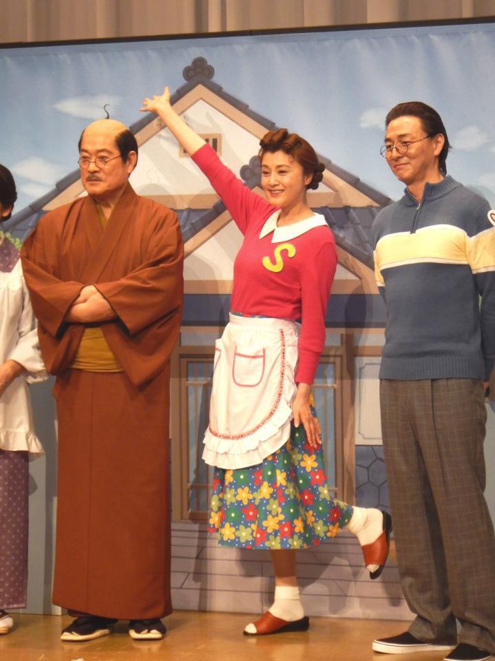 ポーズを決める藤原紀香（中央）