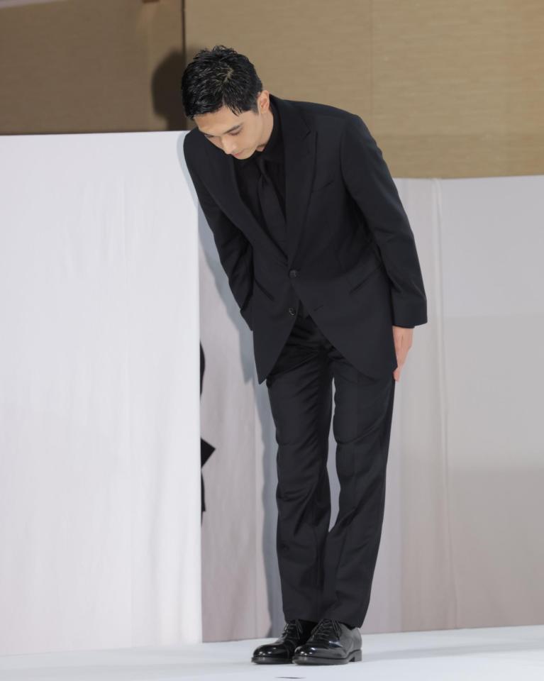 　ステージ上でお辞儀する吉沢亮＝帝国ホテル（撮影・吉澤敬太）