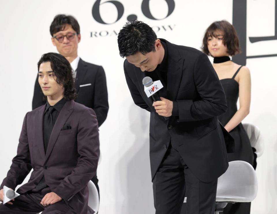 　深々とお辞儀する吉沢亮。左は横浜流星＝帝国ホテル（撮影・吉澤敬太）