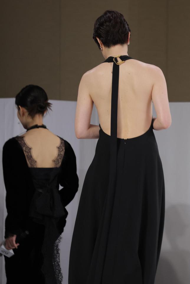 背中が露わになったドレスで登壇した寺島しのぶ（手前）と高畑充希＝帝国ホテル（撮影・吉澤敬太）