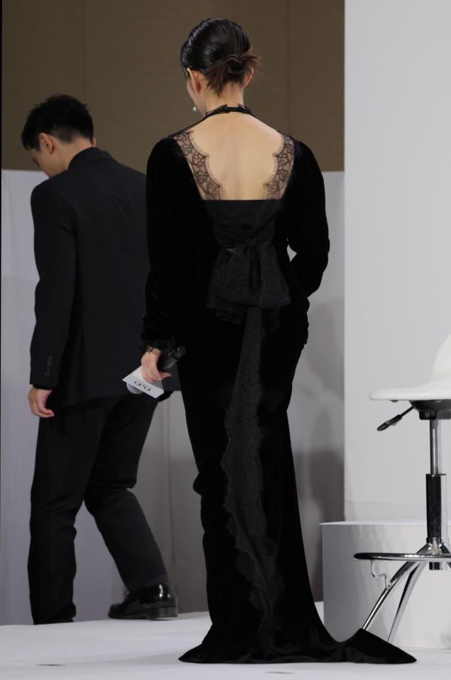 　背中が見せるドレス姿で登壇した高畑充希＝帝国ホテル（撮影・吉澤敬太）