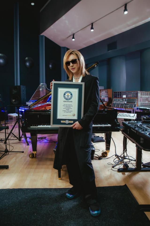 　ギネス認定書を受け取るＹＯＳＨＩＫＩ