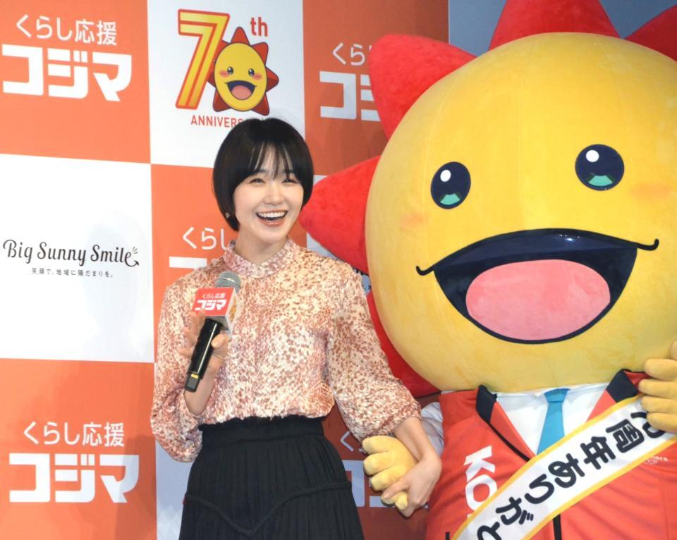 　マスコットキャラクター「コジ坊」と手をつないで登壇した奈緒