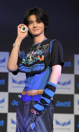 　ポーズを決めるａｏｅｎ・ハク（撮影・佐藤厚）