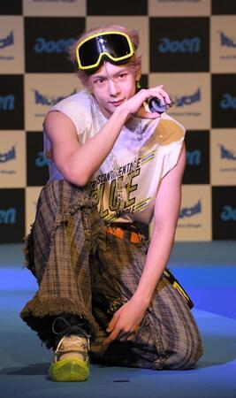 　ポーズを決めるａｏｅｎ・琉楓（撮影・佐藤厚）