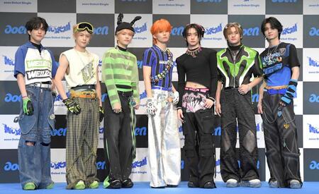 　デビュー発表記者会見でお披露目されたａｏｅｎの７人（撮影・佐藤厚）