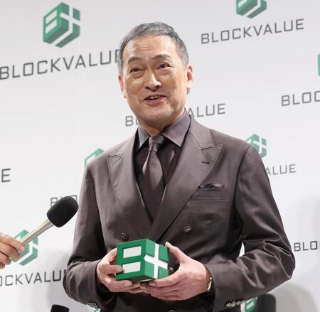 　囲み取材で笑顔を見せる渡辺謙（撮影・佐々木彰尚）