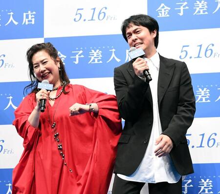 　名取裕子（左）にいじられる丸山隆平（撮影・佐藤厚）