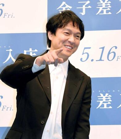 　笑顔を振りまく丸山隆平（撮影・佐藤厚）