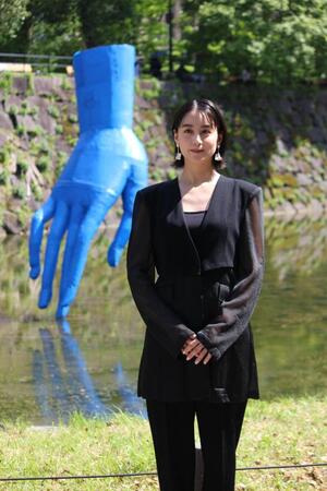　アート作品を背景に記念撮影する山本美月