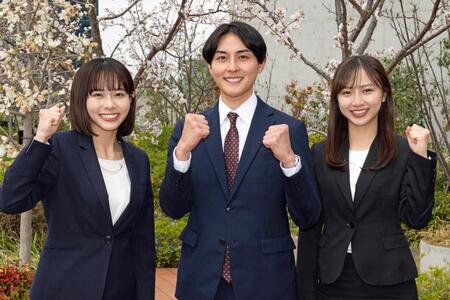 　フレッシュにポーズを決める（左から）増田陽名アナウンサー、藤岡宗我アナウンサー、吉澤真彩アナウンサー