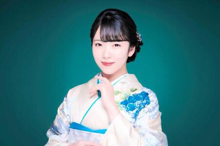 　演歌歌手の梅谷心愛（こころ）