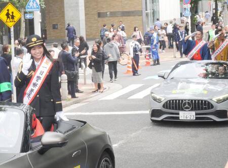 　パレードに出席した（左から）大原優乃、錦笑亭満堂、ピコ太郎