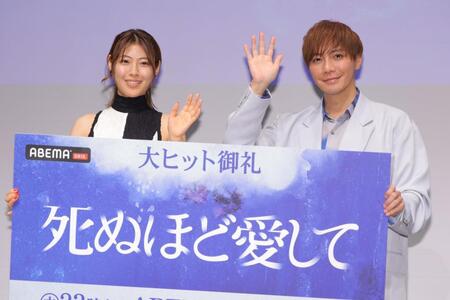 　手を振る成宮寛貴（右）と瀧本美織（撮影・吉澤敬太）